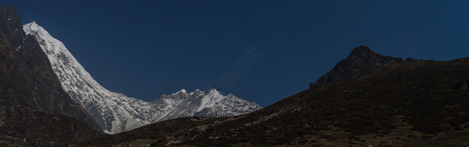 尼泊尔夜间山壁全景背景