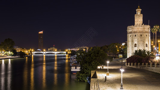 塞维利亚城的夜间观察者金子反射旅游高清图片