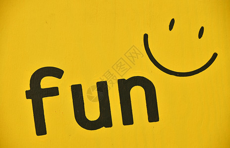 Word FUN 和在黄色上涂画的微笑图标背景图片
