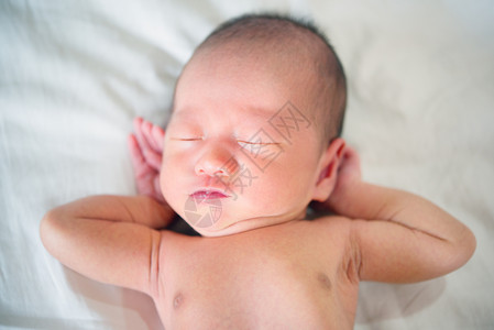 新生儿婴儿男孩醒来健康高清图片素材