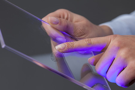 透明屏幕持有未来透明透明平板电脑的空手展示技术阅读屏幕玻璃工具商业创新网络互联网背景