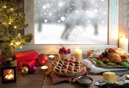 圣诞窗窗背景礼物馅饼蛋糕下雪窗户蜡烛灯笼盒子家庭烹饪背景图片