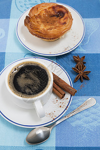 速快咖啡和鸡蛋果味道肉桂甜点快报咖啡糕点美食织物蓝色早餐背景图片