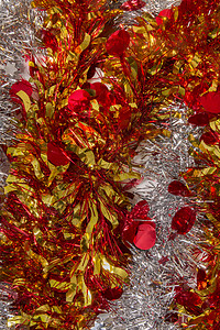 典型的圣诞装饰园地黄色星星花圈装饰品花环红色季节传统塑料礼物背景图片