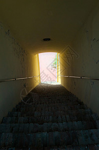 楼梯隧道尽头的灯光建筑学高清图片素材