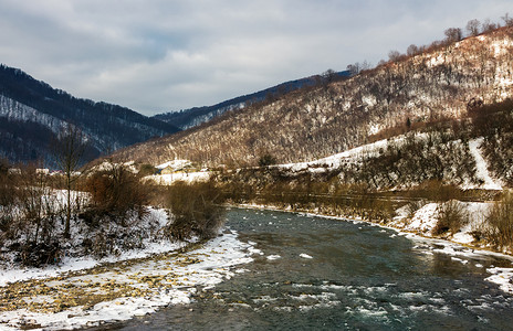 下雪山中河流的寒流山脊年度流动毯子起源运动支撑风景公园农村背景图片