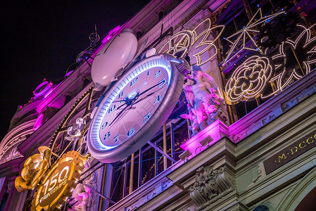 巴黎的紫色时钟高清图片