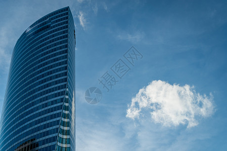 摩天大楼和乌云背景图片