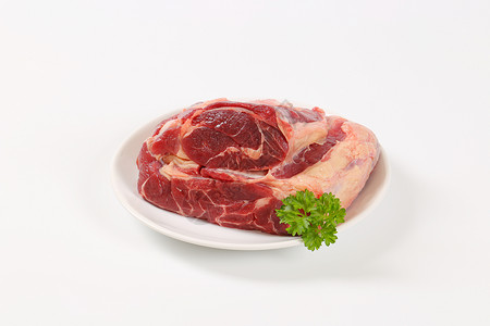 生牛肉肉条纹白色盘子食物红色背景图片