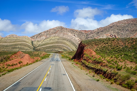勃隆克沙漠阿根廷北部的沙漠公路喀布拉达峡谷高原旅行爬坡干旱天空旅游蓝色岩石背景