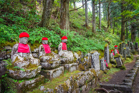 日本雕像纪念碑佛教徒地标历史传统森林寺庙苔藓帽子地藏背景图片