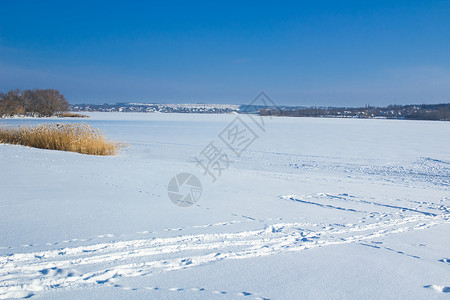 冰冻的雪地湖湖河冬季付酬景观背景图片