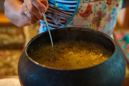 吃饭时间乡村真实性美食熏制炉石平底锅家庭烹饪火炉黏土背景图片