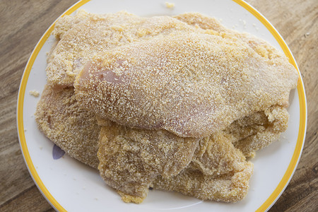 鸡肉切片小块午餐肉片烹饪警戒线面包屑美食油炸食物白色蓝色背景图片