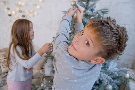 男孩女孩装饰圣诞树背景图片