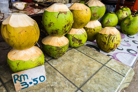 婆罗洲路边小街的新鲜椰子园摊位食物椰子绿色收成销售营养生产背景图片