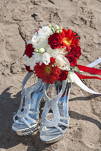 新娘鞋和婚礼花束背景图片