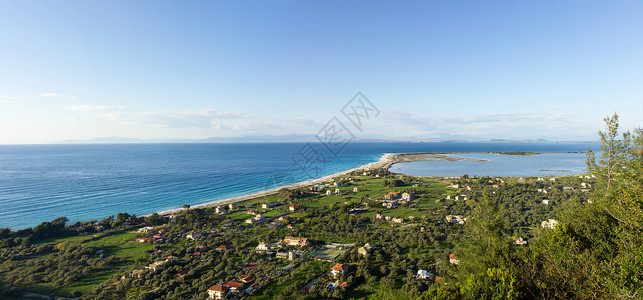 在希腊岛上美丽的海滩上全景晴天背景图片
