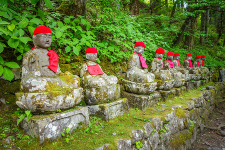 日本雕像纪念碑传统雕塑森林地标寺庙石头历史地藏旅行背景图片