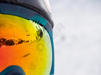 在谷歌中反射滑雪电梯高清图片