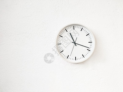 白色墙上的简单现代圆钟背景图片