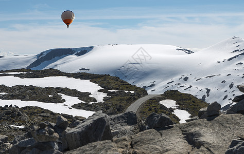 诺瓦路dalsnibba雪上方的热气球背景图片