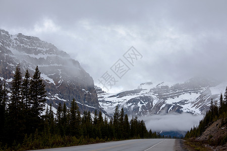 加拿大的山丘天空远足国家公园娱乐蓝天中心蓝色旅行旅游背景图片