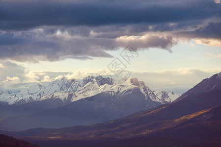 加拿大的山丘远足公园中心蓝色旅行蓝天娱乐国家旅游山脉背景图片