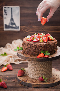 木制背景中带草莓的俄罗斯巧克力蛋糕拿破仑面包水果蛋糕食物生日咖啡水果美食烹饪糖果早餐背景图片