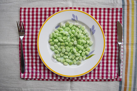冰冻的松皮大豆构图蔬菜豆类速冻绿色冷冻红色刀具背景图片