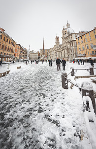 2018 年 2 月 26 日异常降雪后 罗马纳沃纳广场被雪覆盖 市民和游客惊奇地行走旅游雕像城市风光街道历史性广场方尖碑大理石背景图片