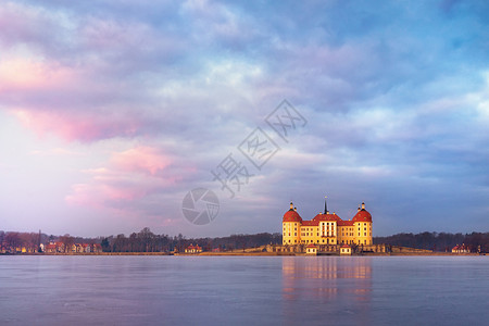 灰姑娘背景冬天日出后摩尔茨堡城堡 德国反射建筑国王旅行大厦天空风格楼梯蓝色帝国背景