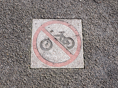 在路面公园露天公园的红圈地板上没有骑车标志背景图片