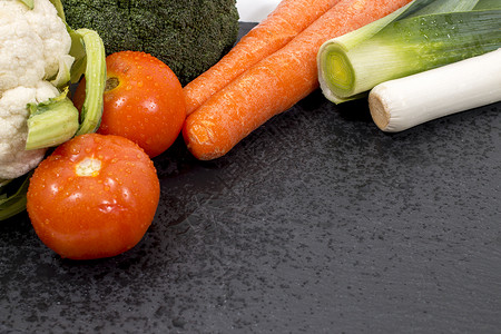 混合沙司蔬菜团体食物平板韭葱石头石板绿色菜花片岩背景图片