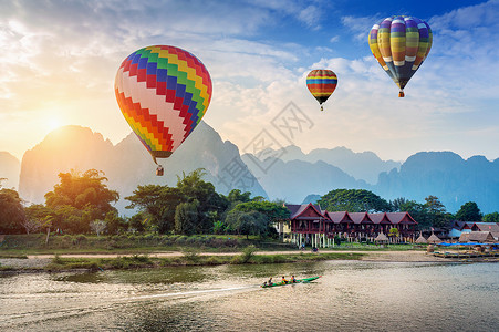 气球天空老挝Vangvieng日落时 南松河上空的热气球闲暇文化娱乐场景游客旅游旅行假期冒险运输背景