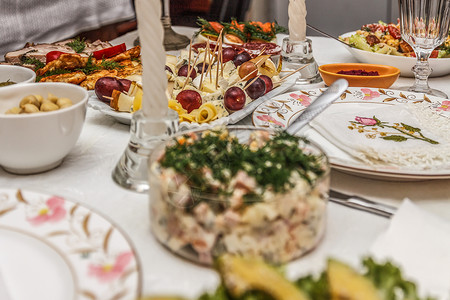 喜宴桌上的沙拉虾和沙拉虾厨房会议陶器自助餐蔬菜水果服务海鲜职业宴会背景图片