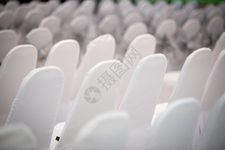 会议室内带白布的椅子推介会建筑学大学训练房间大厅商业白色盖子研讨会背景图片