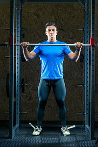 一名运动员穿着蓝色T恤的肖像 在体育馆与酒吧 R男性高清图片素材