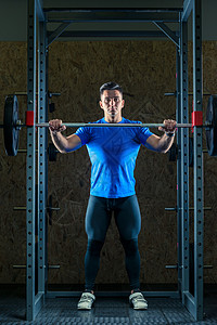 一位年轻强壮运动员的肖像 在健身房体育馆肌肉高清图片素材