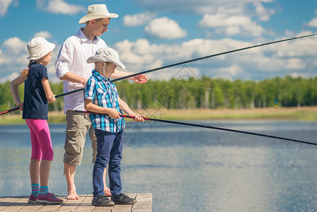 爸爸和他的女儿和儿子 在一个钓鱼周末纺纱高清图片素材