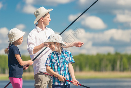 和父亲一起钓鱼的兄妹 跟爸爸去钓鱼娱乐高清图片素材