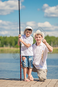 抗浪鱼父亲展示了他儿子在诱饵上捕获的鱼背景