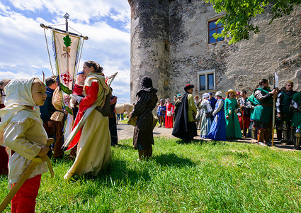 中世纪文化节银塔托什孩子文化参与者公园旗帜行动城堡女士环境背景图片