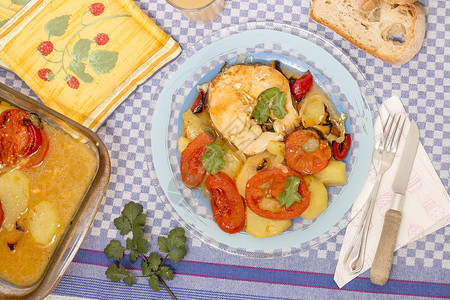 土豆和番茄鱼烹饪盘子香菜美食午餐食物烤箱高清图片