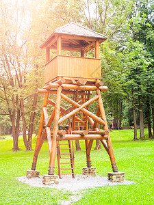 森林中的旧木制警卫塔背景图片