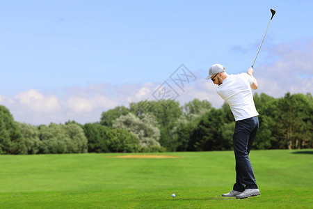 高尔夫球手击中高尔夫球男性俱乐部爱好球道闲暇司机成人天空胡子男人自然高清图片素材