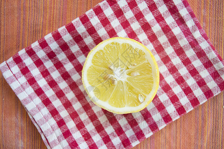 柠檬在彩色餐巾纸上切半果汁餐巾黄色水果背景图片