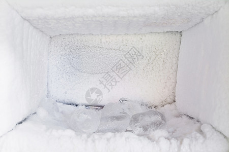 冰箱空空无一物 冰在冷冻墙内积聚车厢架子商品塑料摄氏度器具玻璃温度墙壁冻结背景图片