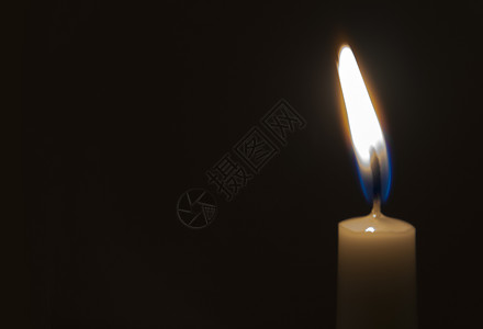 黑底一盏明亮的蜡烛在黑色背景中燃烧死亡融化教会火焰纪念馆回忆烛光场景蜂蜡庆典背景图片