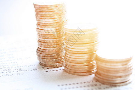 办公桌桌上的硬币堆叠和储蓄账户活记本或财务报表风险高清图片素材